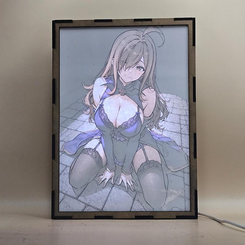 Lámpara Wiz - KonoSuba arrodillada - lámpara encendida con luz ambiente