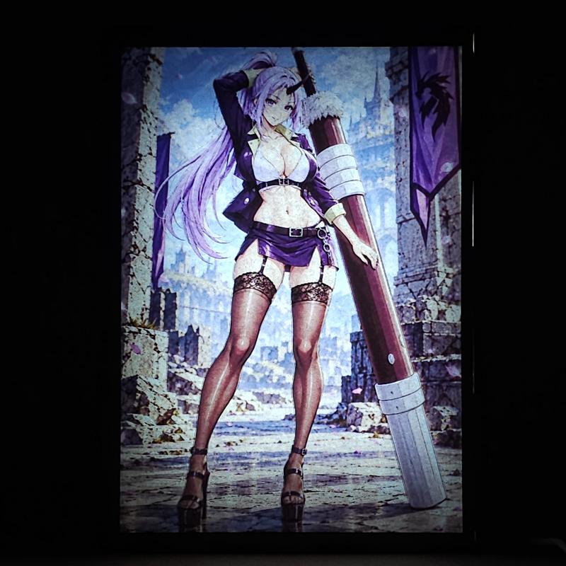 Lámpara LED Shion - Ruinas, gran espada y pétalos violetas - lámpara encendida