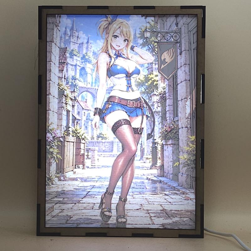 Lámpara LED Lucy Heartfilia Fairy Tail – Ciudad de Magnolia - lámpara encendida con luz ambiente