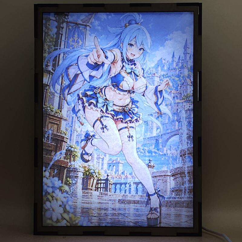 Lámpara LED Aqua - Konosuba - Fuente del Castillo - lámpara encendida con luz ambiente