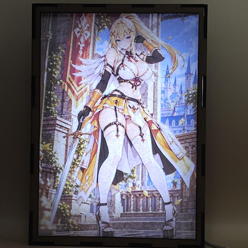 Lámpara LED Darkness - Konosuba - Caballera del Castillo - lámpara encendida con luz ambiente