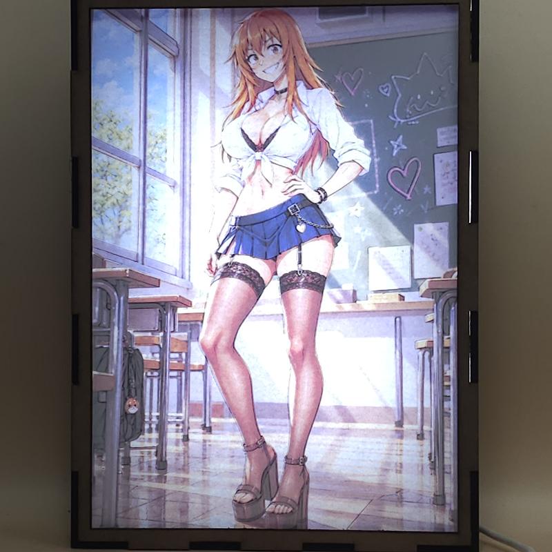 Lámpara LED Maki Gamou – Nagatoro – Aula Escolar y Camisa Blanca - lámpara encendida con luz ambiente