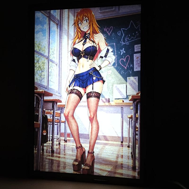 Lámpara LED Maki Gamou – Nagatoro – Aula Escolar y Top Negro - lámpara encendida