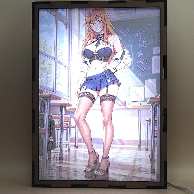 Lámpara LED Maki Gamou – Nagatoro – Aula Escolar y Top Negro - lámpara encendida con luz ambiente