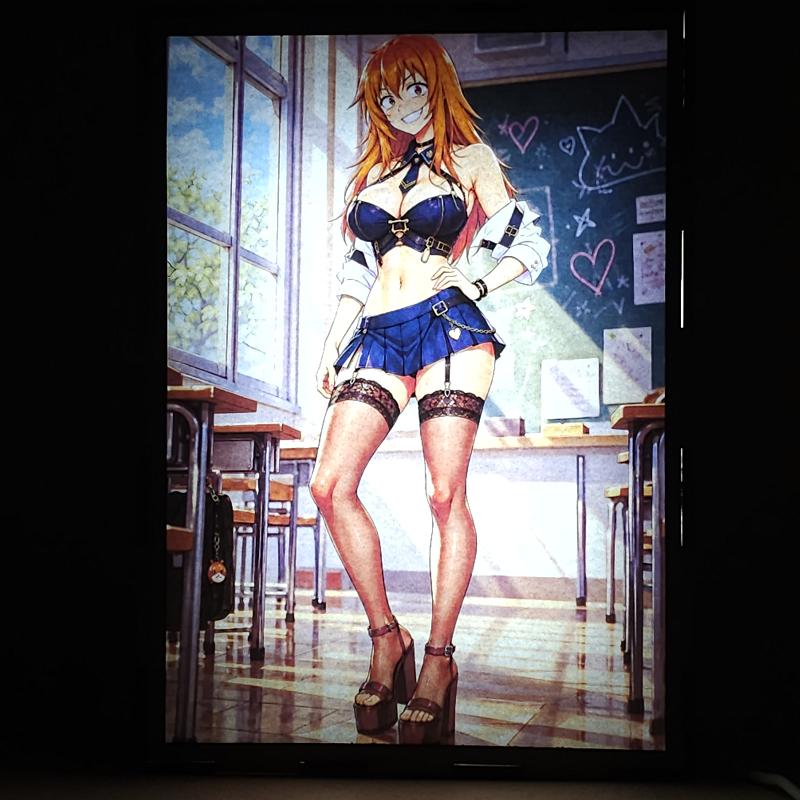 Lámpara LED Maki Gamou – Nagatoro – Aula Escolar y Top Negro - lámpara encendida