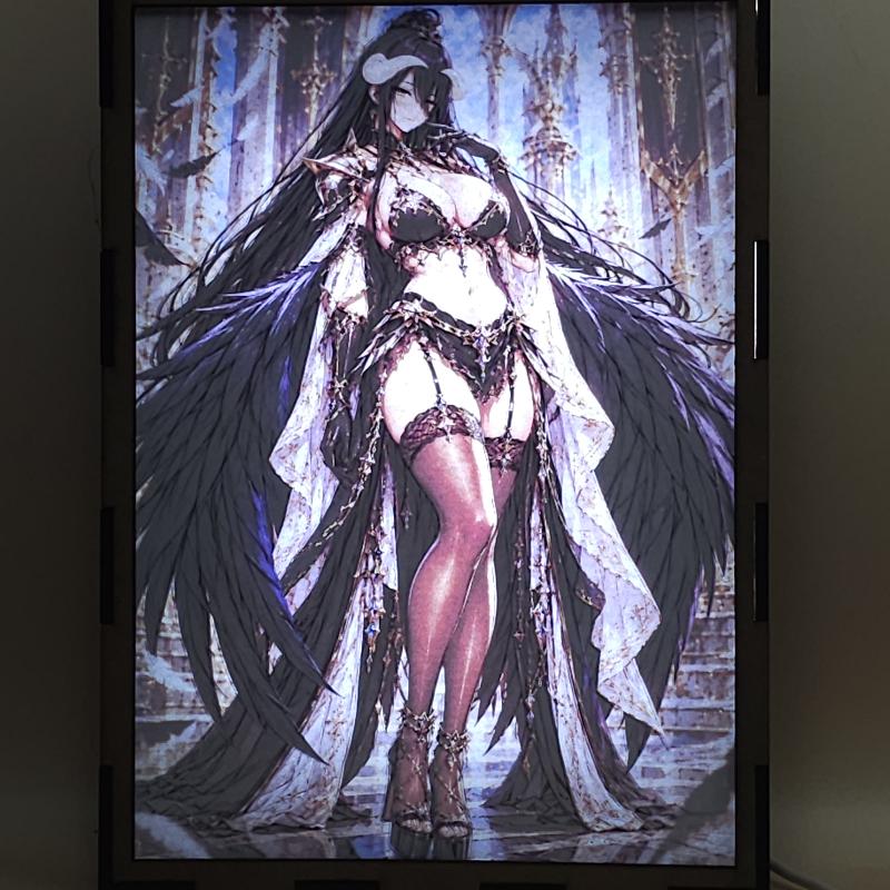 Lámpara LED Albedo - Overlord - Armadura negra y templo dorado - lámpara encendida con luz ambiente