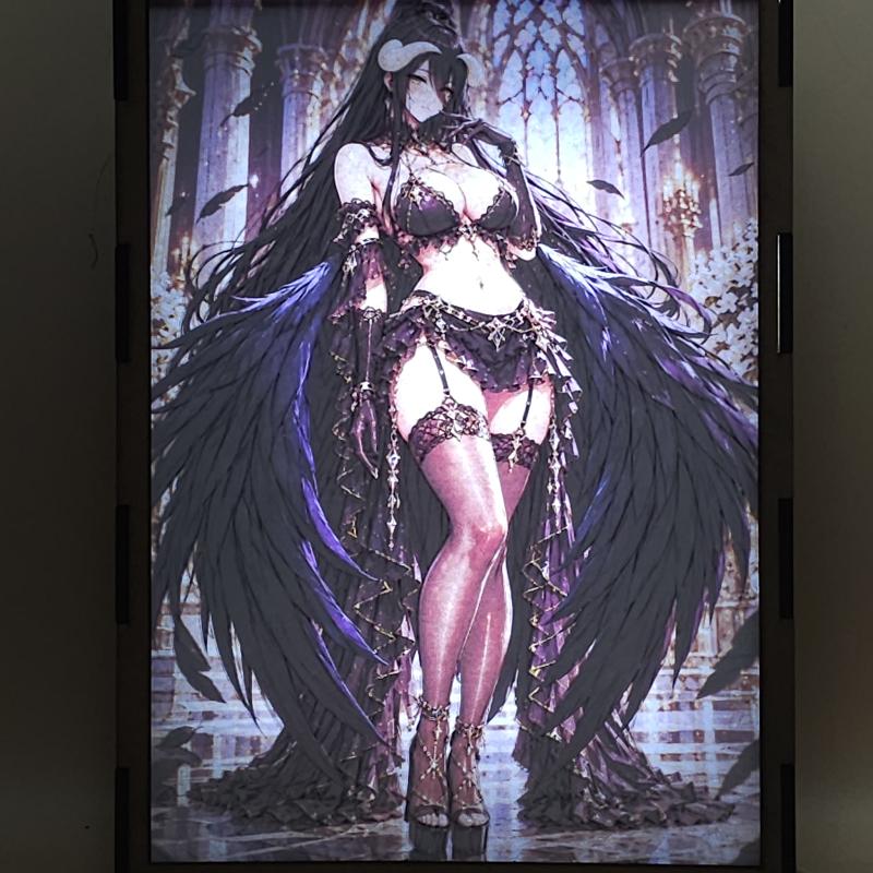 Lámpara LED Albedo - Overlord - Gótica negra y vidrieras - lámpara encendida con luz ambiente