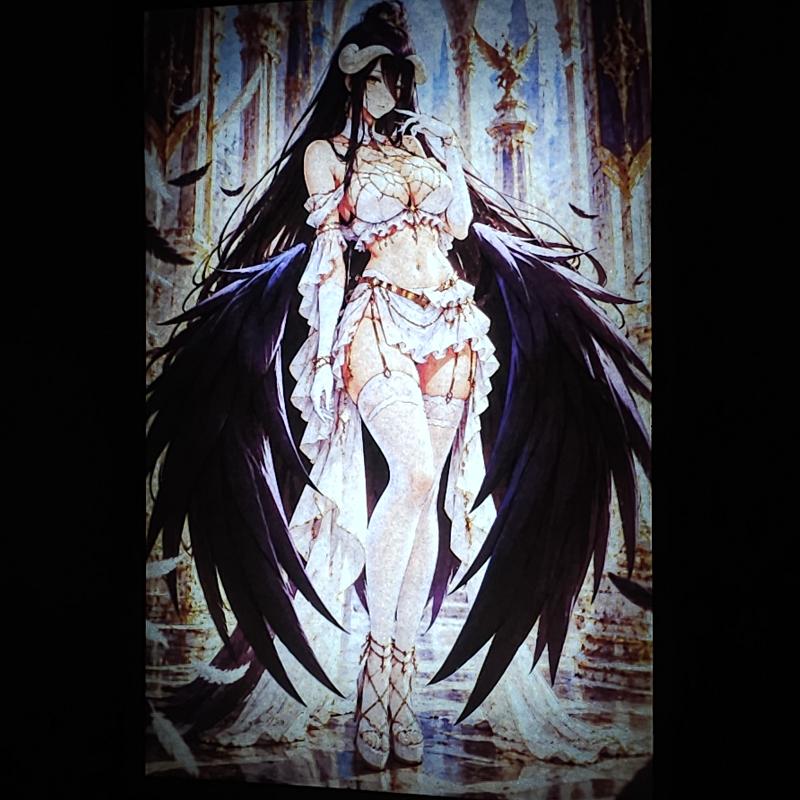 Lámpara LED Albedo - Overlord - Vestido blanco y alas negras - lámpara encendida