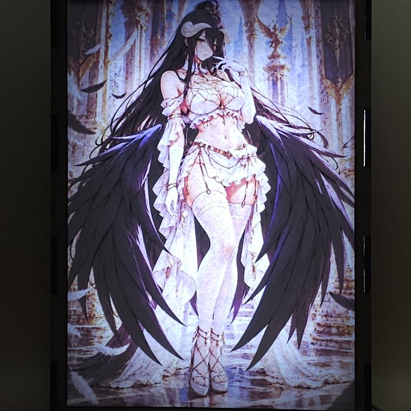Lámpara LED Albedo - Overlord - Vestido blanco y alas negras - lámpara encendida con luz ambiente